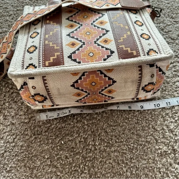 Wrangler Women's Tote with Geometric Design - Brown and Cream - Picture 8 of 9